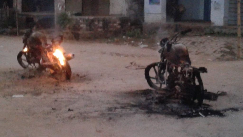 गोरखपुर: दो पक्षों में हुई जमकर मारपीट, फूंकी गईं गाड़ियां