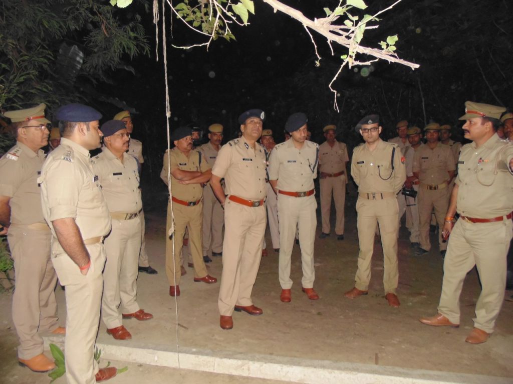गोरखपुर: दबिश देने गई पुलिस पर अपराधियों व उनके परिजनों ने किया हमला, 3 घायल
