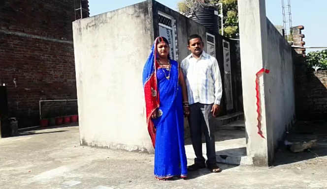 करवा चौथ पर पतियों ने पत्नियों को उपहार में दिया शौचालय