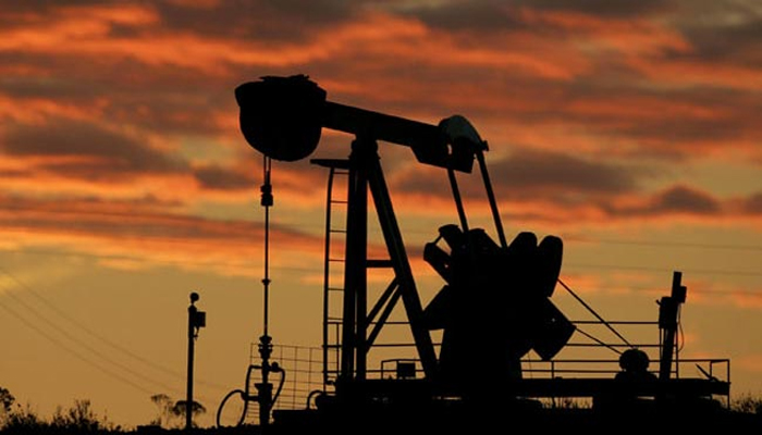 कच्चे तेल का भंडार बढ़ने से कीमतों पर बढ़ा दबाव