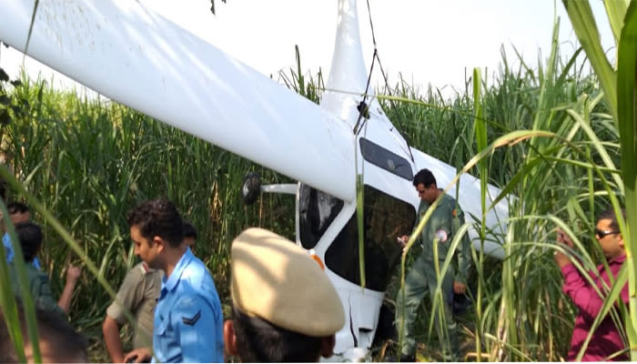 बागपत में एयरफोर्स का छोटा विमान क्रैश, दोनों पायलट सुरक्षित