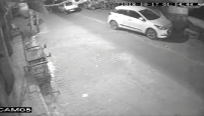 हापुड़ में चोरों के हौंसले बुलंद, 15 मिनट में चुराई 1 लाख की कार, घटना तीसरी आंख में कैद