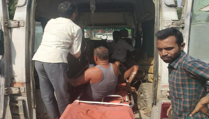 शाहजहांपुर: गैस लीक होने से मिठाई की दुकान में लगी भीषण आग, चार लोग चपेट में