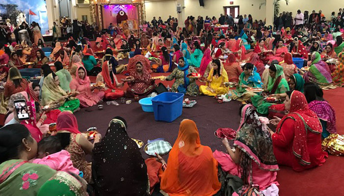 कनाडा में 1000 हिंदू पत्नियों ने ऐसे मनाया करवाचौथ, मंदिर के अंदर हुईं रस्‍में