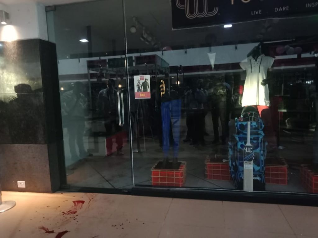वाराणसी में मॉल में शराबियों ने तड़तड़ाई गोलियां, 2 की मौत, दो जख्मी