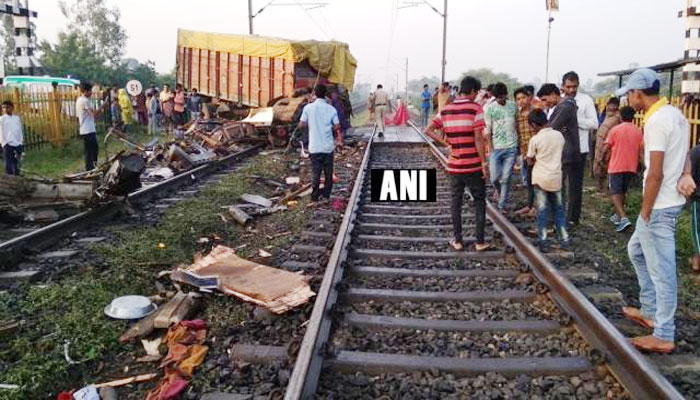 ​क्रासिंग तोड़ राजधानी एक्सप्रेस से टकराया ट्रक, ड्राइवर की मौत, 2 डिब्बे पटरी से उतरे