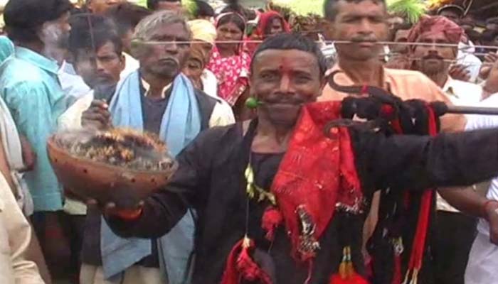 VIDEO: आदिवासियों ने कायम रखी है आज भी अपनी पूजा परम्परा