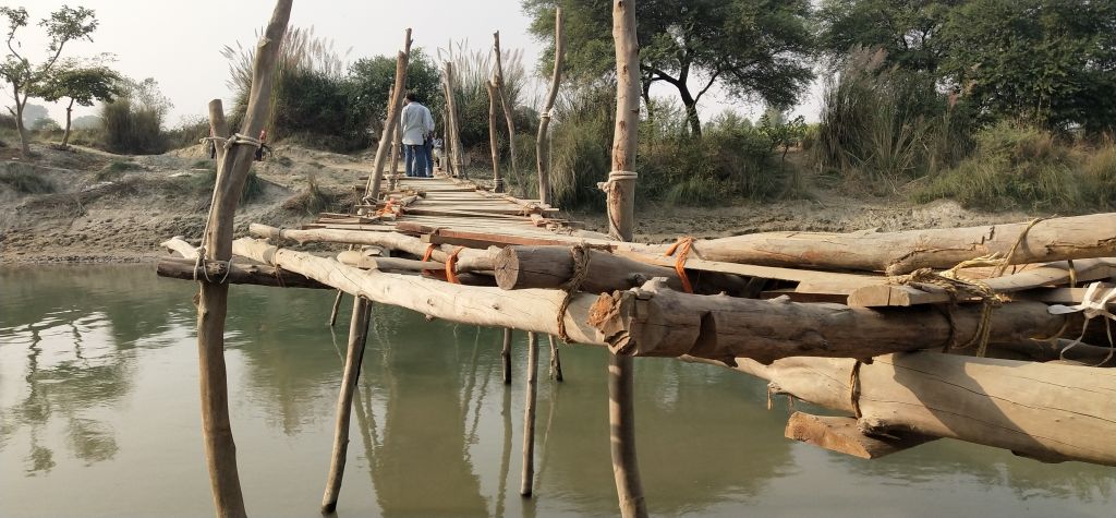 विकास के मखमल पर टाट का पैबंद, ग्रामीणों की मजबूरी बना लकड़ी का पुल