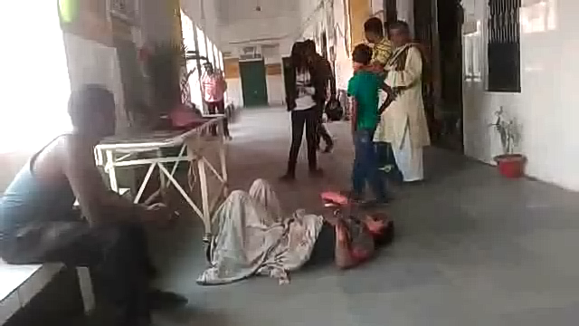 इलाज के अभाव में फर्श पर तड़पती रही झुलसी महिला, हुई मौत