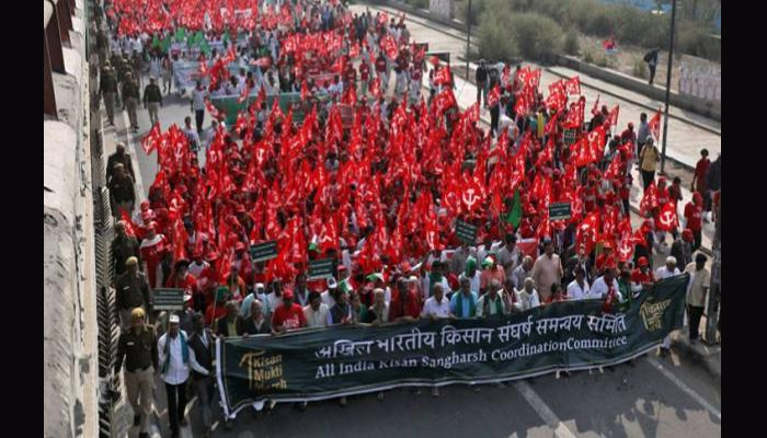दिल्ली: हजारों किसान पहुंचे रामलीला मैदान, हो रही संसद तक मार्च की तैयारी