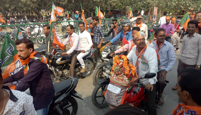 लखनऊ: भाजपा की कमल संदेश यात्रा रवाना, डिप्टी सीएम दिनेश शर्मा ने की रैली की अगुवाई