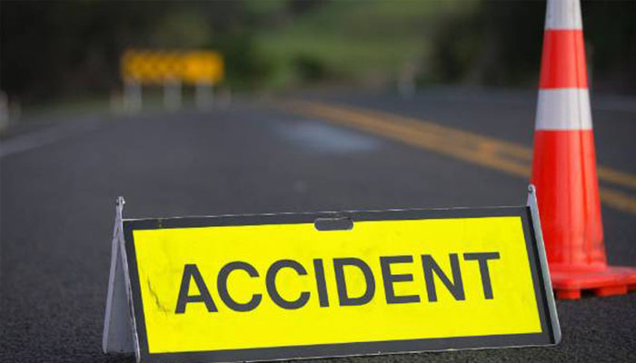 सड़क हादसे में 2 लोगों की मौत, 3 घायल, विवाह समारोह से लौटते समय हादसा