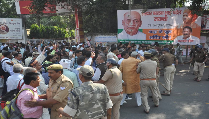 लखनऊ: सहकारी समिति के कर्मचारियों ने घेरा BJP कार्यालय, किया प्रदर्शन