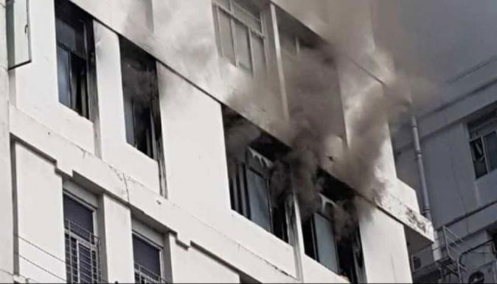कोलकाता: आठ मंजिला इमारत में लगी भीषण आग, बुझाने में लगी दमकल की दस गाड़ियां