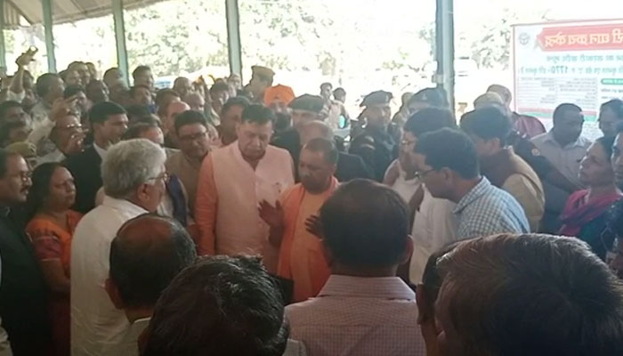 CM योगी ने कानपुर गल्ला मंडी का किया औचक निरिक्षण ,किसानों से पूछा बिचौलिए पैसे तो नहीं मांगते