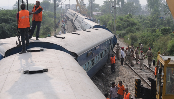 मुरादाबाद-बरेली के बीच बेपटरी हुई ट्रेन, 17 ट्रेनों के रूट हुए डायवर्ट