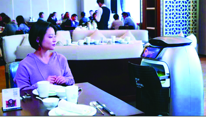 ‘WOW’ चीन का एक ऐसा होटल जहां रोबोट परोसते हैं खाना