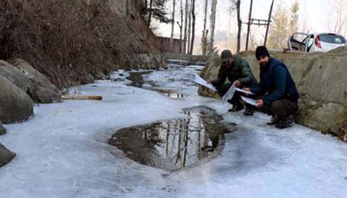कश्मीर में टूटा 28 साल का रिकॉर्ड, 7.2 डिग्री पहुंचा तापमान तो जम गई डल झील