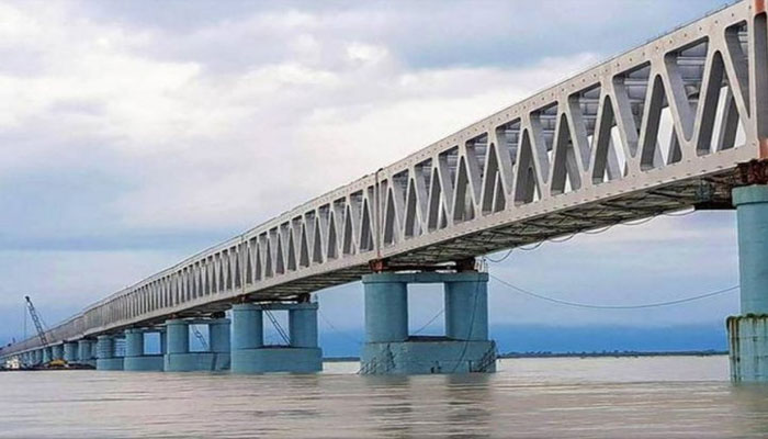 देश के सबसे लंबे रेल-रोड ब्रिज बोगीबील पुल से गुजरेंगी ट्रेन, PM मोदी ने किया उद्घाटन