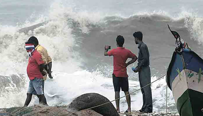 चक्रवाती तूफान की सूचना के बाद आंध्र प्रदेश और तमिलनाडु में हाई अलर्ट जारी