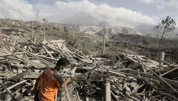 भयंकर सुनामी से दहला इंडोनेशिया, 62 की मौत, 600 घायल