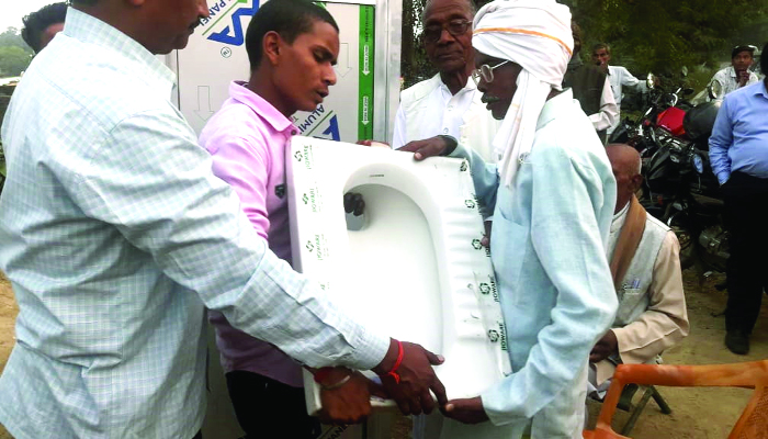 खुले में शौच मुक्ति अभियान: गांव की बेटी की शादी में टीचर ने गिफ्ट किया टॉयलेट