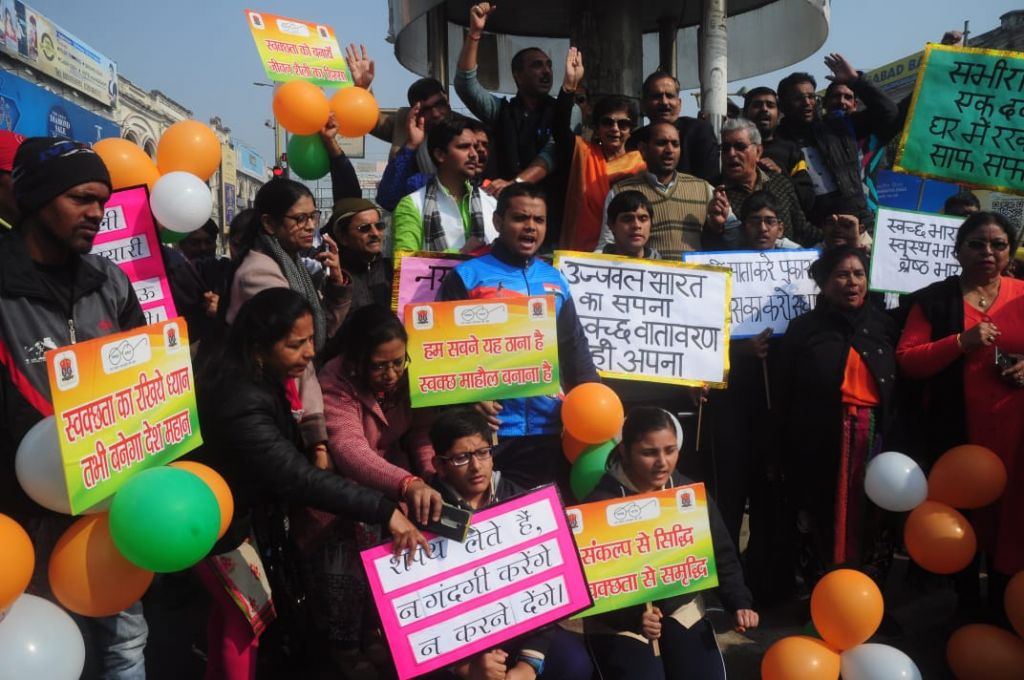 लखनऊ : स्वच्छता सर्वेक्षण को लेकर रैली निकालते बच्चे, शिरकत करने पहुंची मेयर