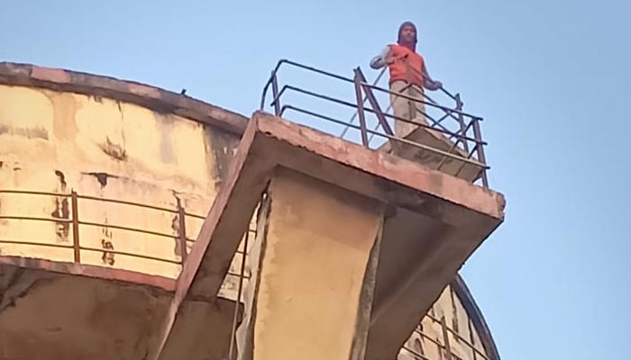 प्रशासनिक अधिकारियों से तंग आकर पानी की टंकी पर चढ़ गया BJP कार्यकर्ता