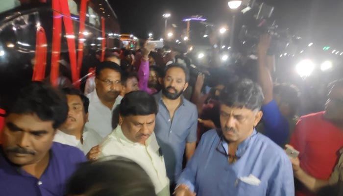 कर्नाटक: कांग्रेस ने अपने विधायकों को पहुंचाया रिजॉर्ट, बैठक में नहीं पहुंचे थे 4 बागी MLA