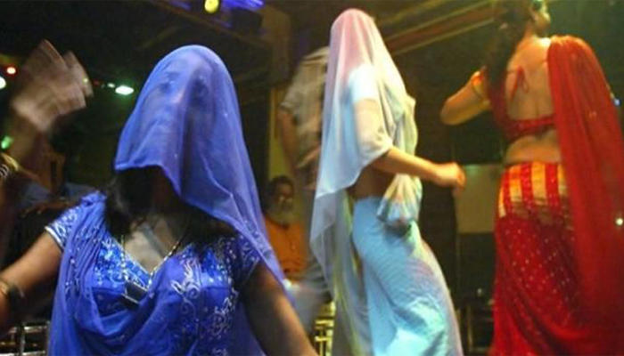 मुंबई : विरोध के बाद डांस बार के खिलाफ अध्यादेश लाएगी महाराष्ट्र सरकार