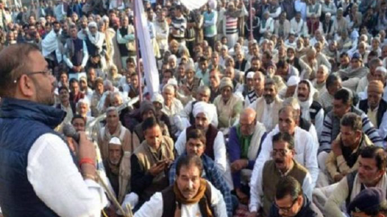 भुगतान को लेकर गन्ना किसानों का धरना, कहा- मांगें नहीं पूरी हुईं तो कर लेंगे धर्म परिवर्तन