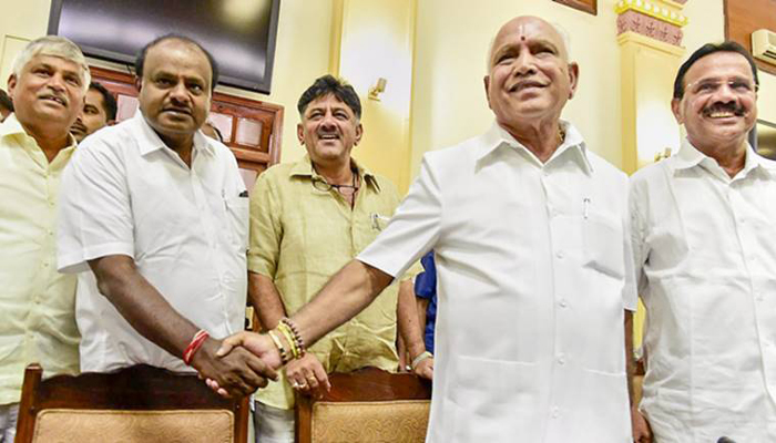 कर्नाटक में करवटें बदल रही राजनीति, निर्दलीय के बाद 5 विधायक और दे सकते हैं इस्तीफ़ा