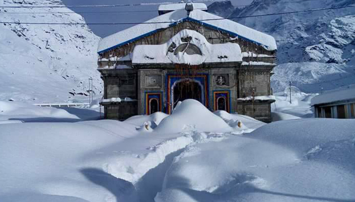 केदारनाथ में 9 फीट बर्फबारी, देवनगरी में बिछी बर्फ की चादर | News Track in  Hindi