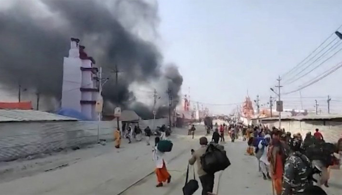 प्रयागराज के दिगंबर अखाड़े में लगी भयंकर आग, एक दर्जन टेंट जलकर राख