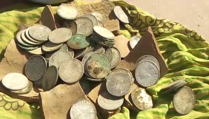 गोशाला के लिए हो रही खुदाई में मिले चांदी के सिक्कों से भरे मटके, लूट ले गए लोग