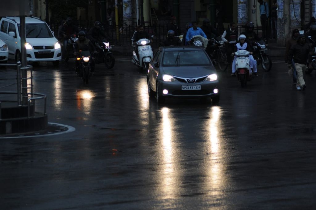 बारिश के बाद राजधानी में बदला मौसम का मिजाज, यहां देखें आशुतोष के कैमरे में कैद तस्वीरें