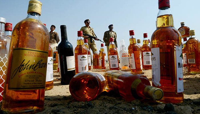 जहरीली शराब से मरने वालों की संख्या हुई 92, 46 पुलिसवाले हुए लाइनहाजिर