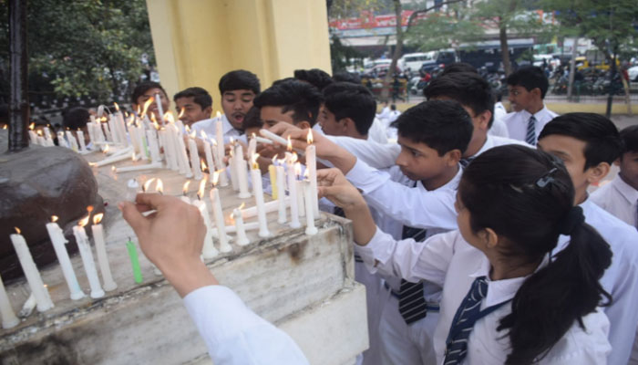 आशुतोष की तस्वीरों में देखिए- बच्चों ने शहीद हुए जवानों की आत्मा की शांति के लिए की प्रार्थना