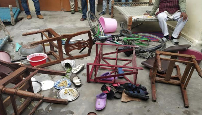 पत्रकार के घर पुलिस का कहर- पत्नी के साथ मारपीट की, सामान किया तहस-नहस