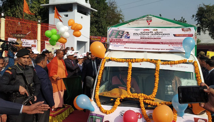 सीएम योगी ने की गोरखपुर में घर-घर दस्तक अभियान की शुरुआत