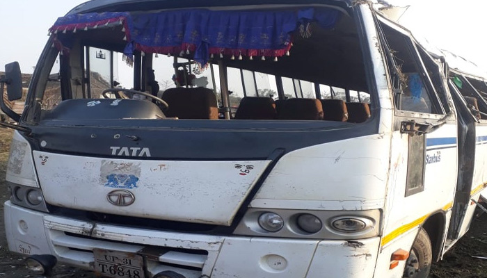 लखीमपुर खीरी: अलग-अलग सड़क हादसों में 8 लोगों की मौत, खाई में गिरी बस