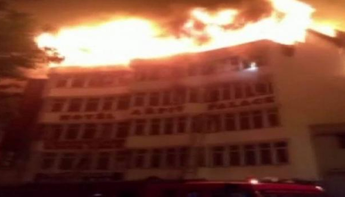 दिल्ली: होटल अर्पित पैलेस में लगी भीषण आग, 17 की मौत, कई झुलसे, रेस्क्यू जारी