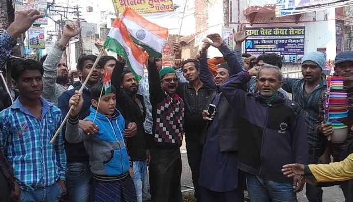गोरखपुर: आतंकवाद के विरोध को लेकर सड़कों पर व्यापारी, बंद कराई दुकानें