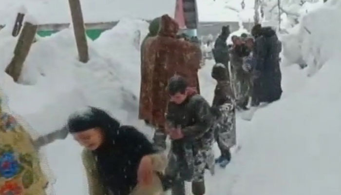 जम्मू-कश्मीर बर्फबारी से जनजीवन कांप उठा, पुलिस ने परिवारों को सुरक्षित स्थान पर पहुंचाया