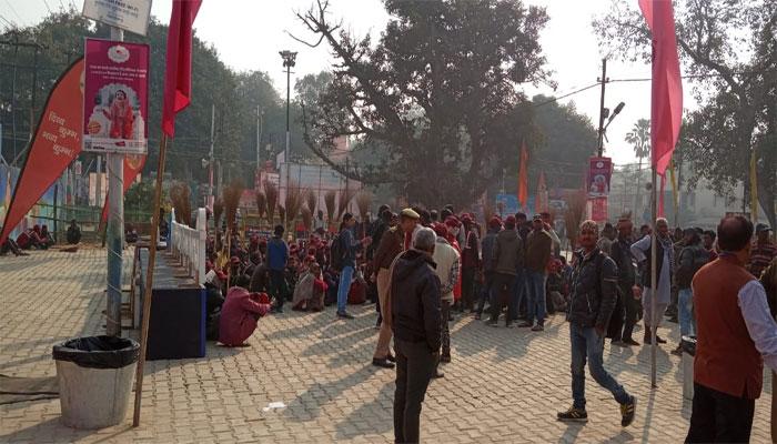 कुंभ: 600 रू मजदूरी- सफाई कर्मियों ने मेला प्राधिकरण कार्यालय पर दिया धरना