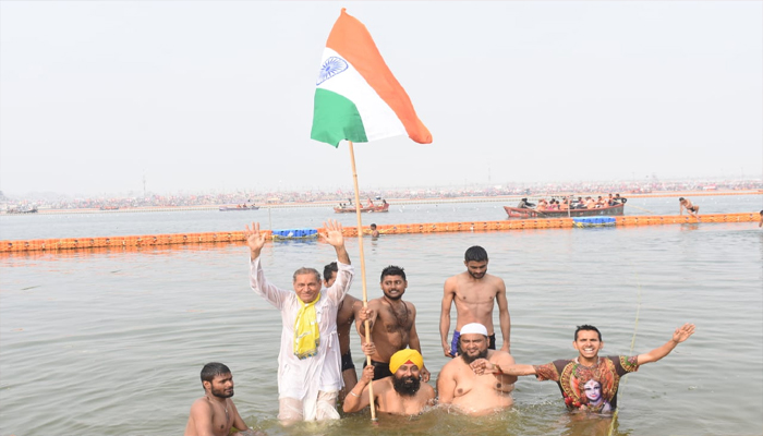 विभिन्न धर्म के लोगों संग स्वच्छता कार्यक्रम के बाद गंगा स्नान कर दिया एकता का संदेश