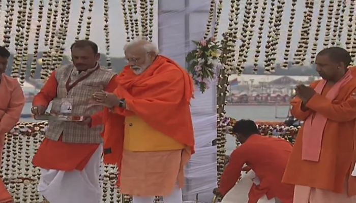 PM मोदी ने कुंभ में लगाई आस्था की डुबकी, संगम तट पर की पूजा-अर्चना
