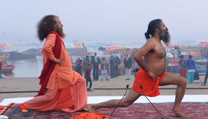 योग गुरू रामदेव व स्वामी चिदानंद से भारी संख्या में योग सीख रहे जिज्ञासु