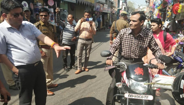 शाहजहांपुर: डीएम और एसपी ने चलाया चेकिंग अभियान, एक दर्जन वाहनों के काटे चालान