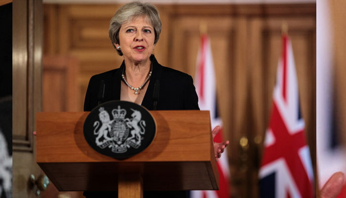  ब्रिटिश प्रधानमंत्री टेरेसा ने यूरोपीय यूनियन से अलग होने पर फिर दबाव डाला